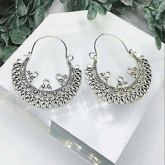 SILVER FILIGREE BOHO ANTIQUE INSPIRED GYPSY HUGGIE HOOPS - Picture 3 of 5